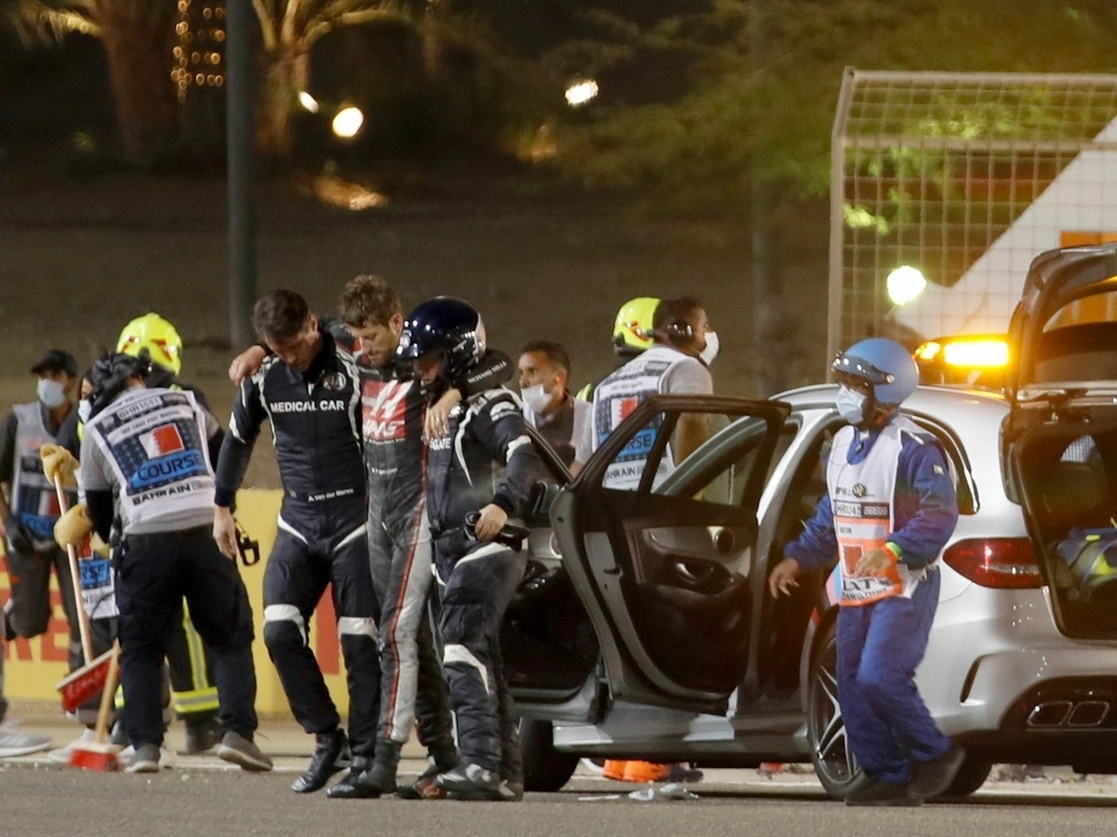 Romain Grosjean es auxiliado luego de accidentarse durante el inicio del Gran Premio de Bahrein. Foto Afp