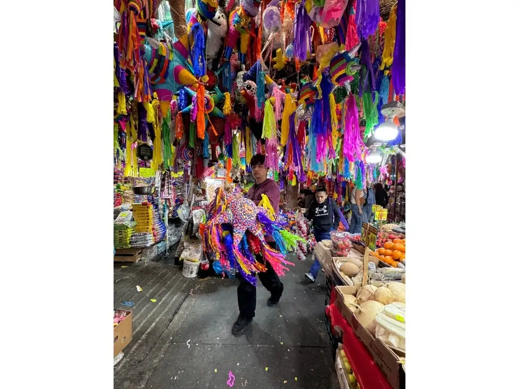 En los mercados, como el de Jamaica (en la imagen), ya se instalaron romerías con todo lo necesario para las posadas y comenzar a comparar precios para los festejos decembrinos. en la Central de Abasto más de mil comerciantes ofrecen gran variedad de productos. Foto Yazmín Ortega Cortés