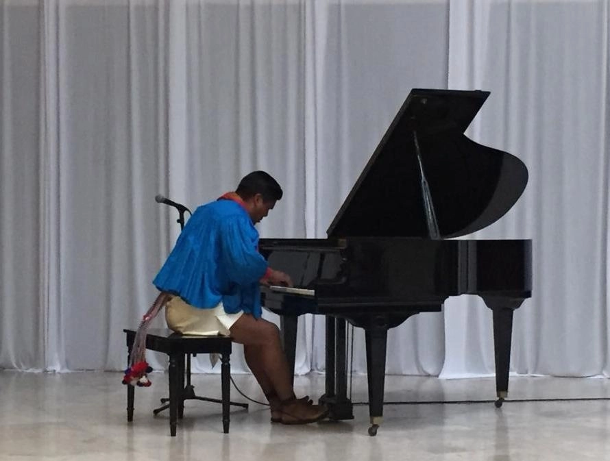 Entre pieza y pieza, fue contando su historia a quienes se reunieron en la Sala de Espectáculos ante la expectativa de escuchar a quien se anunció como “el primer pianista indígena de América Latina”. Foto @INALIMEXICO