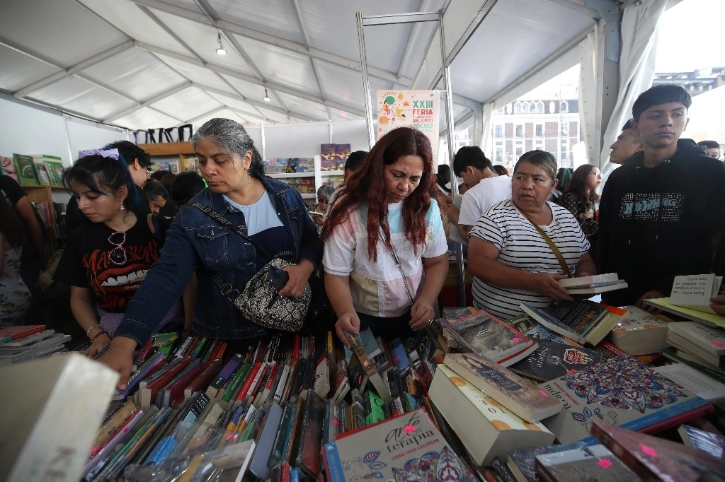 Aspectos de la Feria del Libro del Zócalo capitalino. Foto Yazmín Ortega Cortés