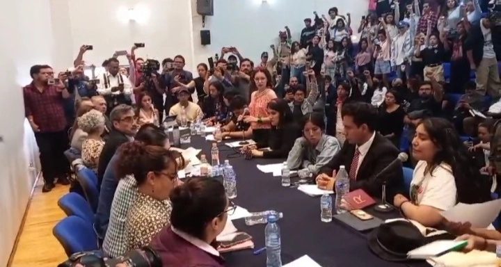 Estudiantes paristas abandonaron la mesa de diálogo con el rector de la UAEH Octavio Castillo. Foto Ricardo Montoya