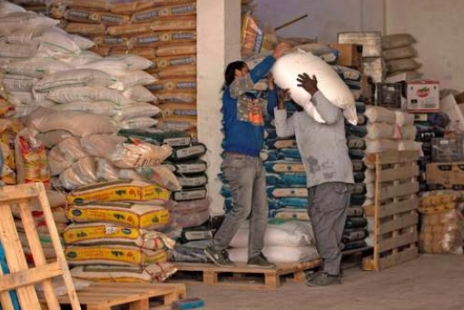 El informe de la FAO indica que el aumento de la factura alimentaria está directamente relacionado con la guerra en Ucrania. En la imagen,sacos de harina de trigo en la ciudad portuaria de Basora, Irak. Foto  Afp /Archivo