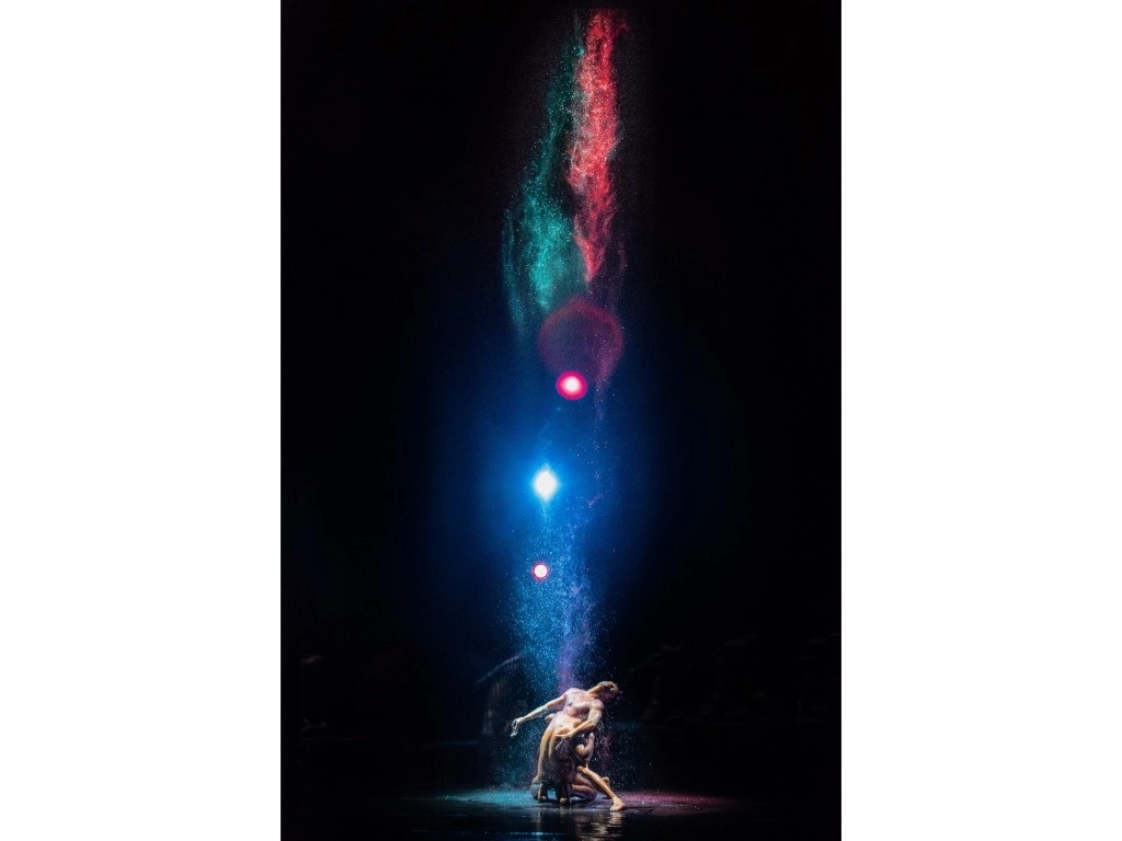 Imagen de ‘Nova’, pieza coreográfica incluida en las actividades, que indaga sobre los límites de la heterosexualidad. Foto cortesía de la producción
