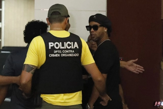 El ex jugador Ronaldinho a su llegada a la fiscalía paraguaya para declarar por un caso de pasaporte falso con el que ingresó a ese país. Foto Ap