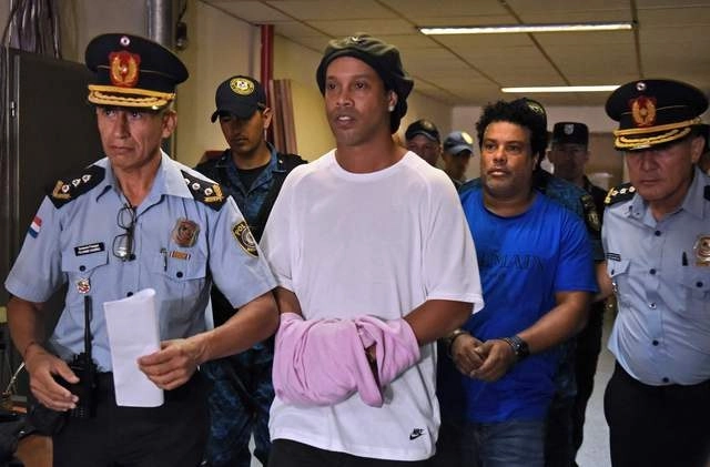 El ex astro brasileño, Ronaldinho durante su arresto el pasado 07 de marzo de 2020. Foto Afp