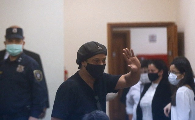 El ex astro del futbol mundial Ronaldinho Gaúcho abandonó Paraguay rumbo a Brasil, horas después de haber recuperado su libertad en un proceso que lo tuvo durante meses bajo arresto. Foto Ap