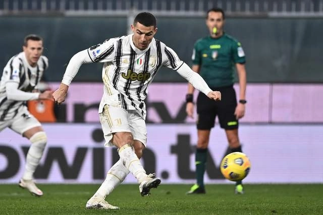 El portugués marcó dos goles de penal en la victoria 3-1 de Juventus contra Génova. Foto Afp