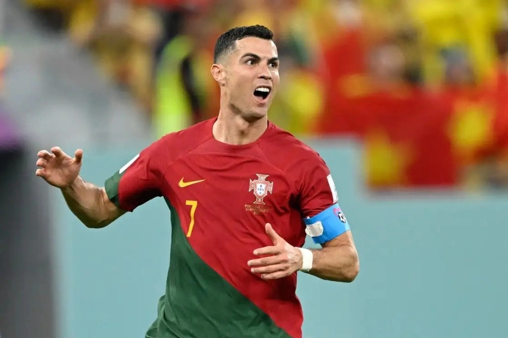 Cristiano Ronaldo encabezó la lista Forbes de los deportistas mejor pagados por cuarta vez en su carrera. Según Forbes, los ingresos totales estimados del atacante de 39 años rondan los 260 mdd, una cifra sin precedentes para un futbolista. Foto Afp / Archivo