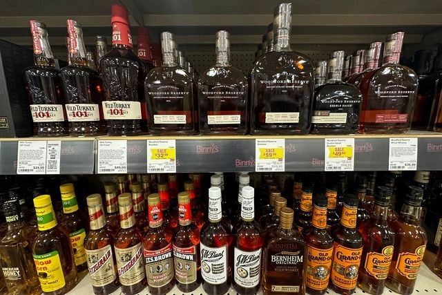 El aumento de las ventas de botellas de licor en miniatura, a menudo denominadas “botellas de avión” o “nips”, puede ser una señal de que los consumidores están tratando de reducir costos.