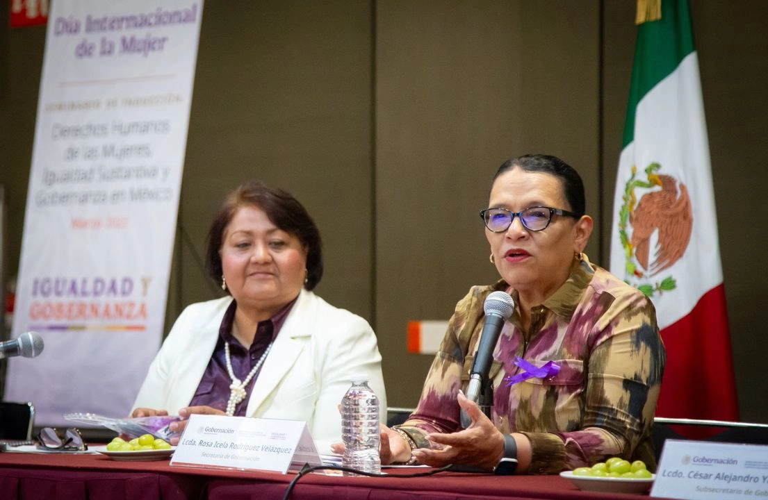 Hoy, agregó, en el segundo piso de la Cuarta Transformación, México está forjando un nuevo proyecto de nación; un país donde el Estado de Derecho no es un discurso, sino una realidad, basada en los derechos humanos, la perspectiva de género y el respeto a la diversidad cultural. Foto 