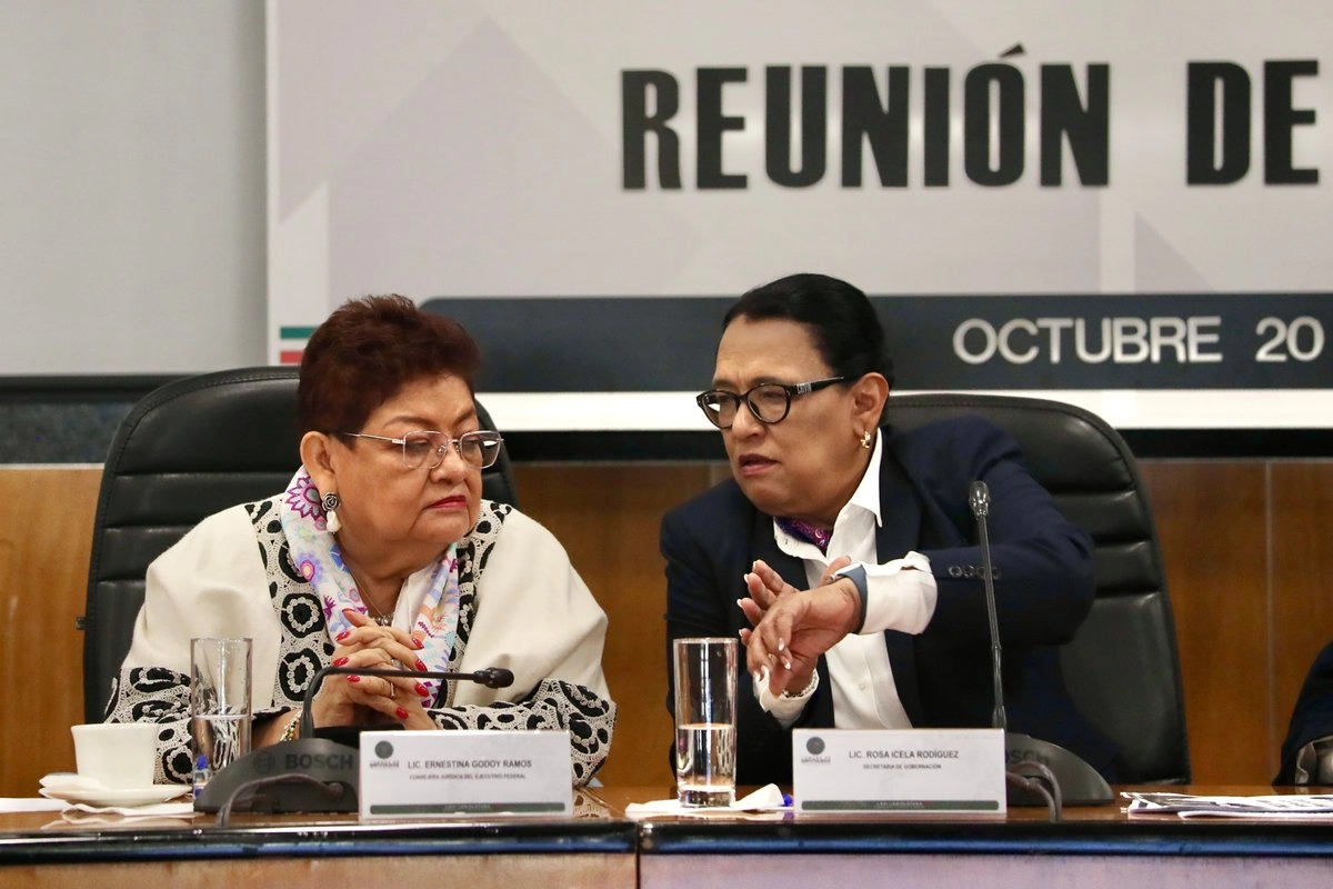 La secretaria de Gobernación, Rosa Icela Rodríguez (der), dialoga con Ernestina Godoy, nueva fiscal general de la República. Foto 