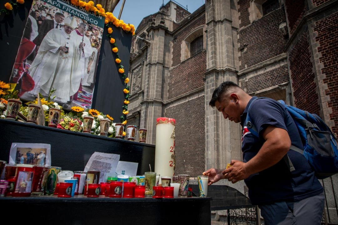 Altar del recién fallecido pontífice en la explanada de la Basílica de Guadalupe. Foto 