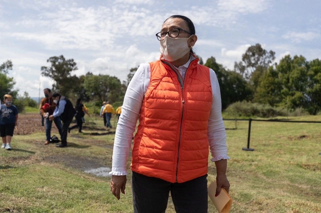 Rosa Icela Rodríguez, entonces secretaria de Gobierno de la Ciudad de México, en gira de trabajo en una zona de la capital, en imagen de julio de 2020. Foto Pablo Ramos