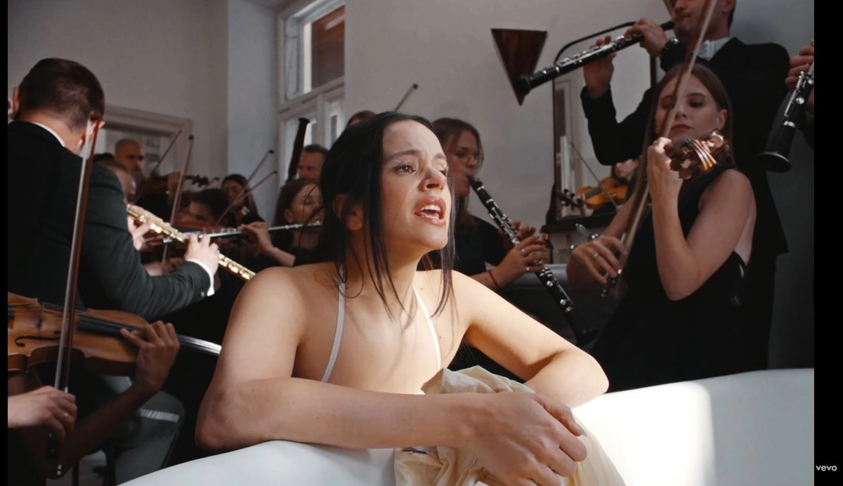 La cantante española, después de tres años de explorar inquietudes, publicará finalmente su nueva producción este viernes.