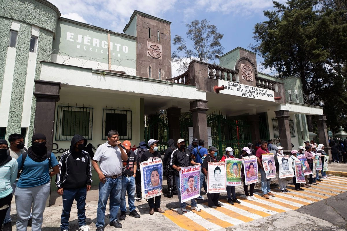 Madres y padres de los 43 normalistas de Ayotzinapa protestan afuera del campo militar 1-A, el 25 de Septiembre del 2025. Foto 


