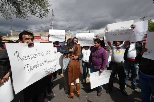Un grupo de personas se manifestó en favor de Rosario Robles afuera de la sala uno del Centro de Justicia Federal adscrito al Reclusorio Sur de la Ciudad de México, donde se realizó una más de las audiencias. Foto Alfredo Domínguez