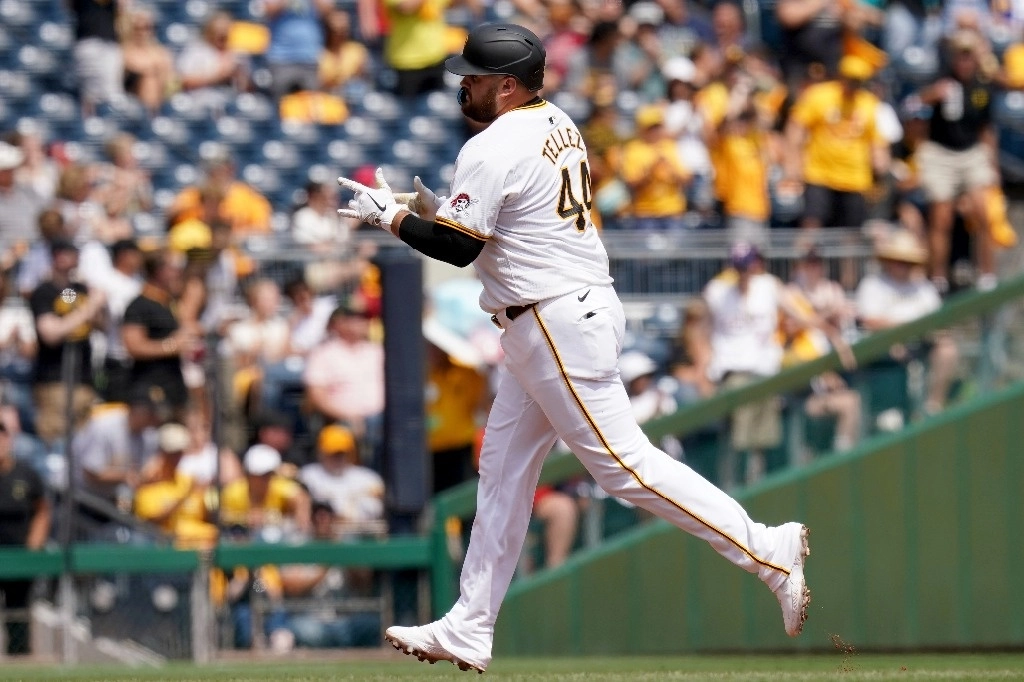 Rowdy Tellez, de los Piratas de Pittsburgh, recorre las bases después de conectar un jonrón de dos carreras durante la cuarta entrada de un partido de béisbol contra los Marineros de Seattle, el sábado 17 de agosto de 2024. Foto Ap