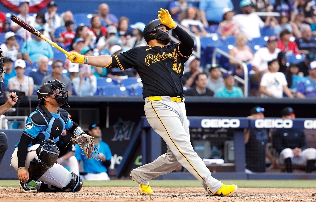 Rowdy Tellez (44), de los Piratas de Pittsburgh, sigue su jonrón de tres carreras contra los Marlins de Miami durante la séptima entrada de un juego de béisbol el 31 de marzo de 2024 en Miami. Foto Ap