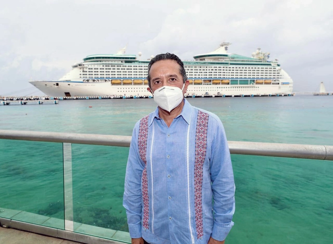 El gobernador, Carlos Joaquín González, con el crucero de fondo. Foto @CarlosJoaquin
