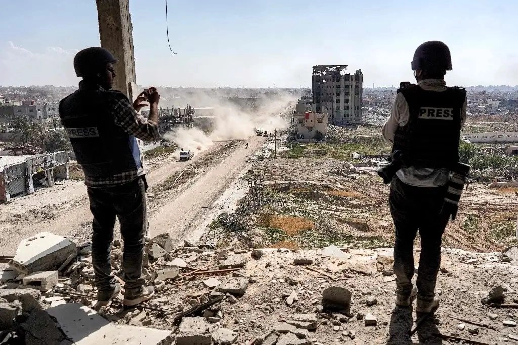 RSF alerta de la situación "desastrosa" en Palestina y acusa al ejército israelí de "masacrar al periodismo" y "matar a cerca de 200 profesionales de la información". En la imagen, periodistas filman desde un edificio dañado frente al devastado hospital Al-Salam, en la franja de Gaza. Foto 