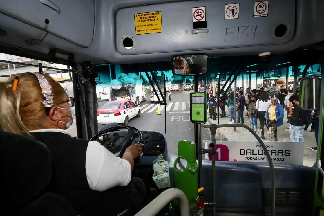 Camiones RTP, en apoyo al servicio de la Línea 1 del Metro, se encuentran al exterior de la estación Fray Servando en espera de cruzar la avenida Circunvalación, en la Ciudad de México, el 11 de julio 2022. Foto Luis Castillo




