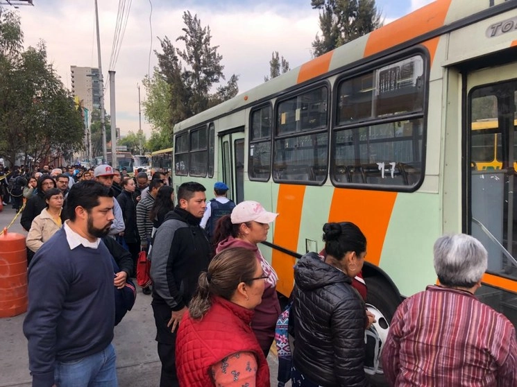 Usuarios abordan unidades de RTP que harán el recorrido de las estaciones afectadas por el accidente en Tacubaya. Foto La Jornada / Alfredo Domínguez