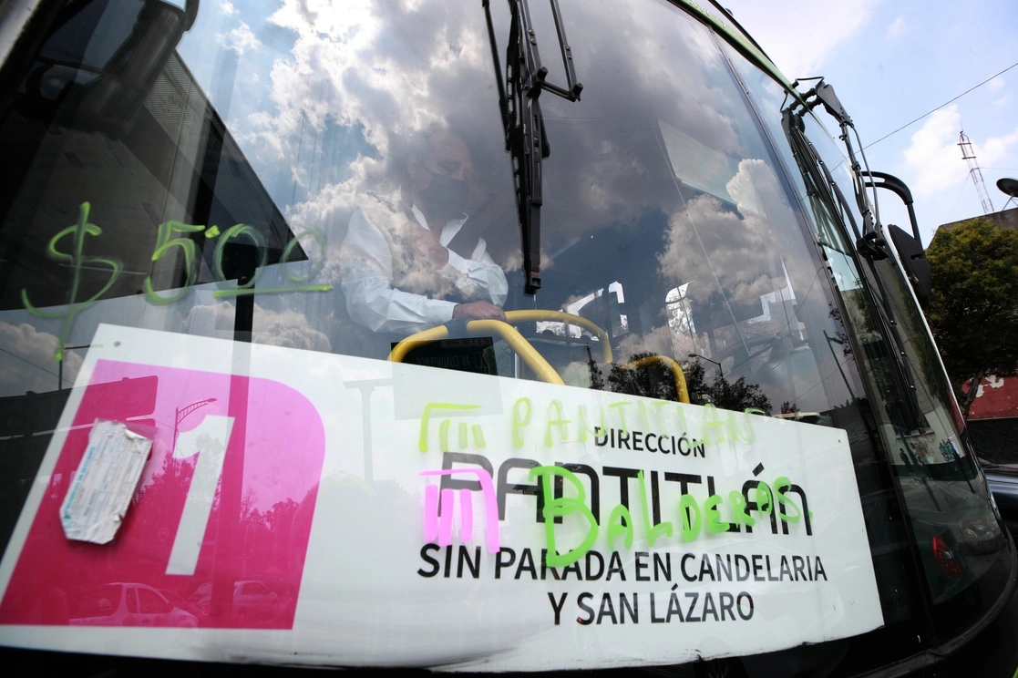 Autobús que se utilizará para sustituir servicio en Línea 1 del Metro. Foto Alfredo Domínguez