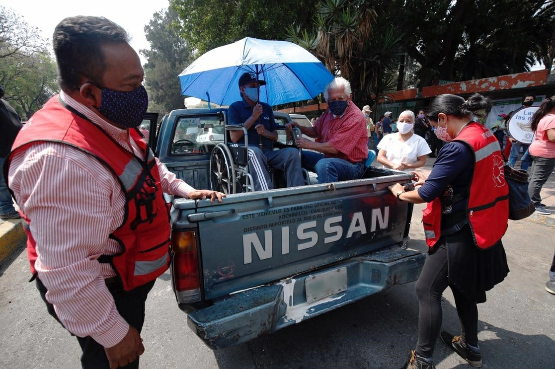 En tanto, la alcaldía de Xochimilco implementó transporte gratis con vehículos oficiales para llevar a personas con dificultad de movilidad al módulo de vacunación contra Covid-19 ubicado en el Deportivo Xochimilco. Los recogen en sus casas y los esperan al término de la aplicación de la inoculación, en la Ciudad de México, el 2 de marzo de 2021. Foto Cristina Rodríguez
