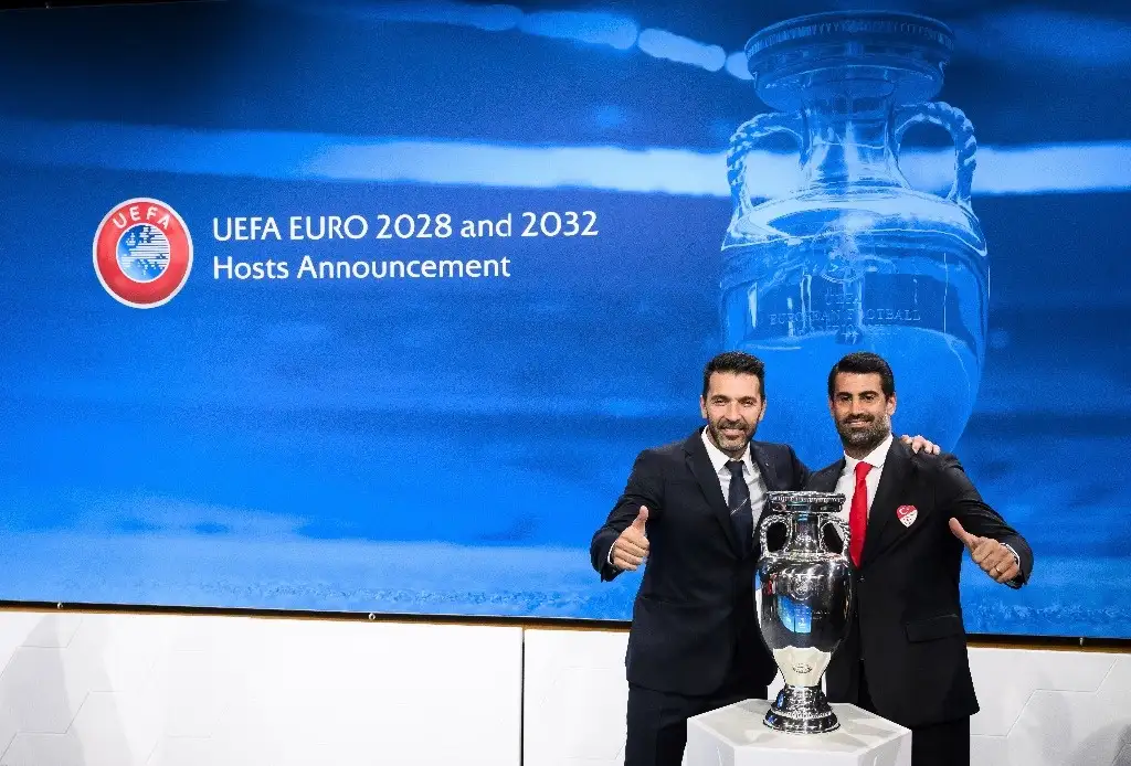 Gianluigi Buffon, ex portero y embajador italiano, y Volkan Demirel, ex portero y embajador turco, tras anunciarse a los países organizadores de la Euro 2028 y 2032, en Nyon, Suiza, el 10 de octubre de 2023. Foto Keystone vía Ap