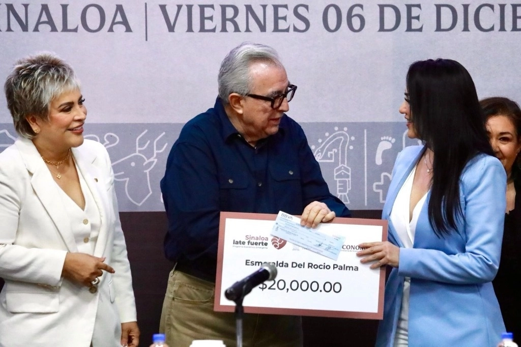 Rubén Rocha Moya, gobernador de Sinaloa, durante la entrega de apoyos directos del programa "Sinaloa LAte Fuerte". Foto 'La Jornada'