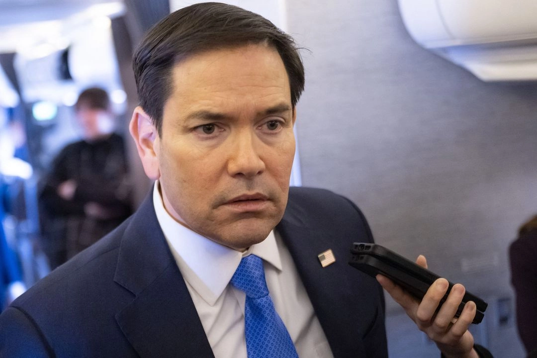 El secretario de Estado de Estados Unidos, Marco Rubio, habla con los medios de comunicación en su avión militar mientras vuela a Yeddah, Arabia Saudita, el 10 de marzo de 2025. 
