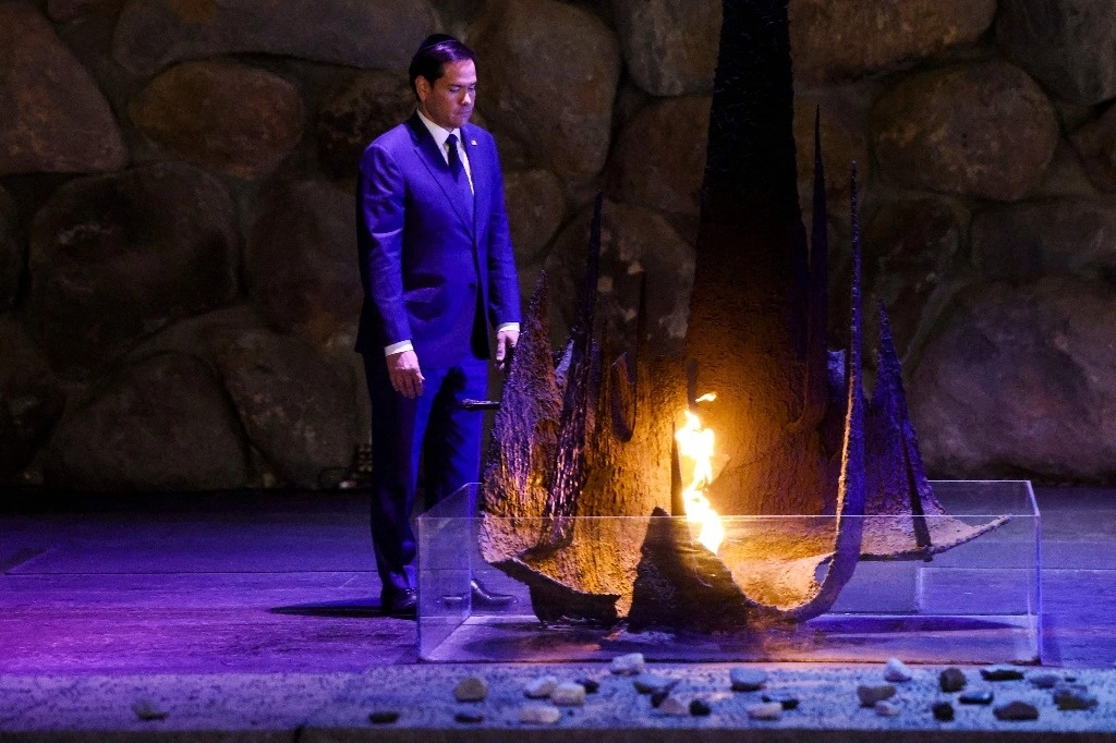 El secretario de Estado de Estados Unidos, Marco Rubio, reaviva la Llama Eterna en el Salón del Recuerdo del museo conmemorativo del Holocausto Yad Vashem en Jerusalén el 16 de febrero de 2025. Foto Afp