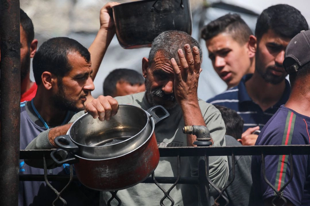 Los palestinos reaccionan después de que se agotara la comida en un comedor benéfico en Jabalia, en el norte de la Franja de Gaza, el 17 de mayo de 2025.