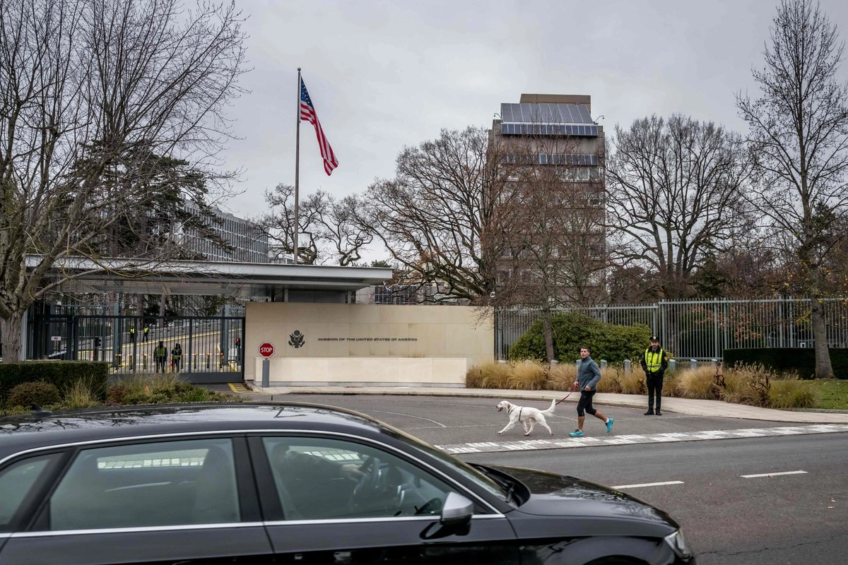 Embajada de los Estados Unidos de América en Ginebra, antes de las conversaciones sobre un plan estadounidense para poner fin a la guerra en Ucrania, el 23 de noviembre de 2025.