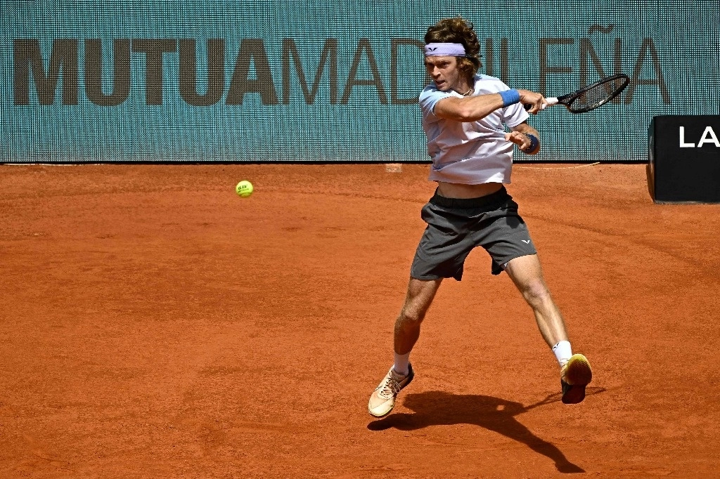 El ruso Andrey Rublev ya ganó en Montecarlo y llegó a la final en Banja Luka, durante la presente temporada sobre arcilla, el 28 de abril de 2023. Foto Afp 