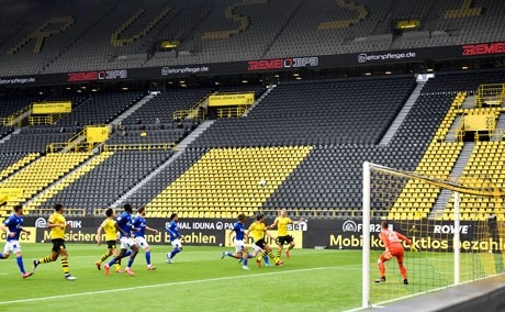 En la imagen, el Borussia Dortmund y el Schalke 04 se enfrentan en Dortmund, Alemania, donde los amarillos se impusieron 4-0. Foto Ap