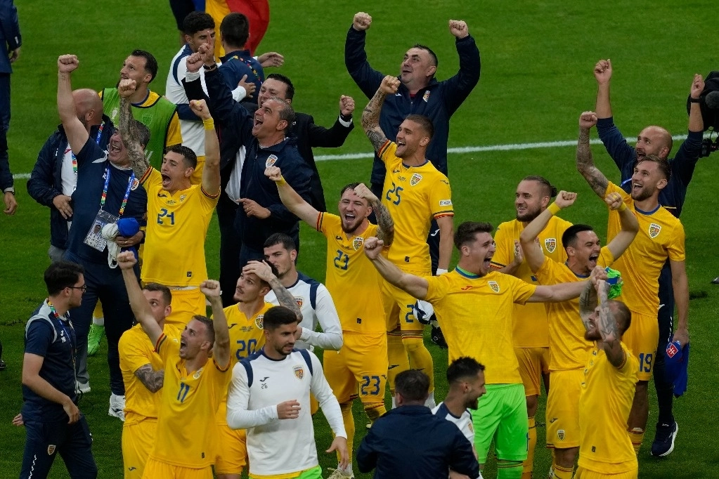 Los jugadores de la selección de Rumania celebran haber avanzado a los octavos de final de la Eurocopa 2024 como primer lugar del grupo E. Foto Ap