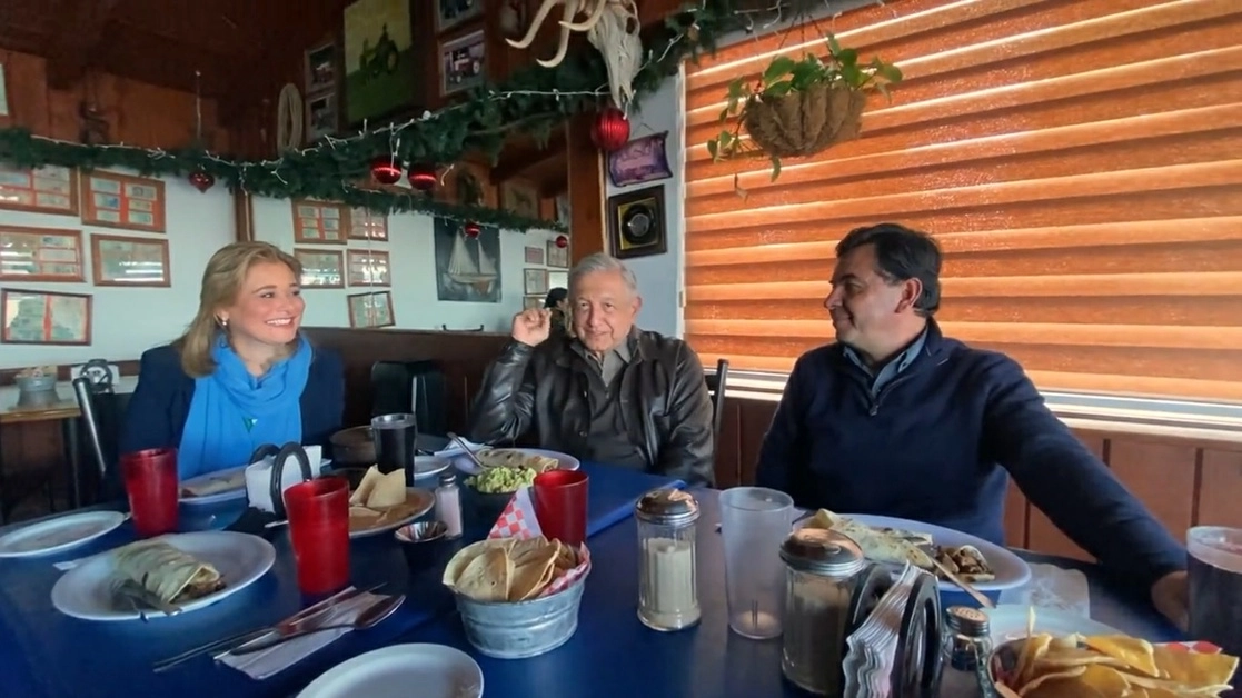 El presidente Andrés Manuel López Obrador (c) junto con la gobernadora María Eugenia Campos (izq) y el coordinador de Comunicación de Presidencia, Jesús Ramírez (der). Fotograma tomado del video emitido en la cuenta de Twitter @lopezobrador_
