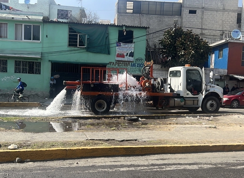 Por la tarde, trabajadores de la CAEM llevaban a cabo labores para reparar la fuga de agua potable. Foto La Jornada