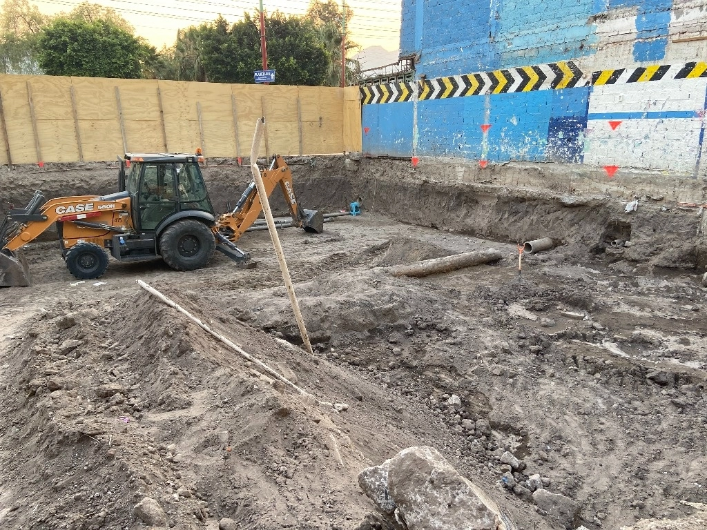 Obras de construcción de una refaccionaria daño la red hidráulica de Ecatepec dejando a miles sin agua. Foto Javier Salinas 