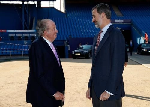 En imagen del 25 de enero de 2018, el rey Felipe VI de España sonríe a su padre, el monarca emérito Juan Carlos, en el estadio Vicente Calderón, en Madrid. El ex jefe de Estado se retiró de la vida pública el año pasado y sobre él recaen sospechas de corrupción. Foto Afp/Casa real española