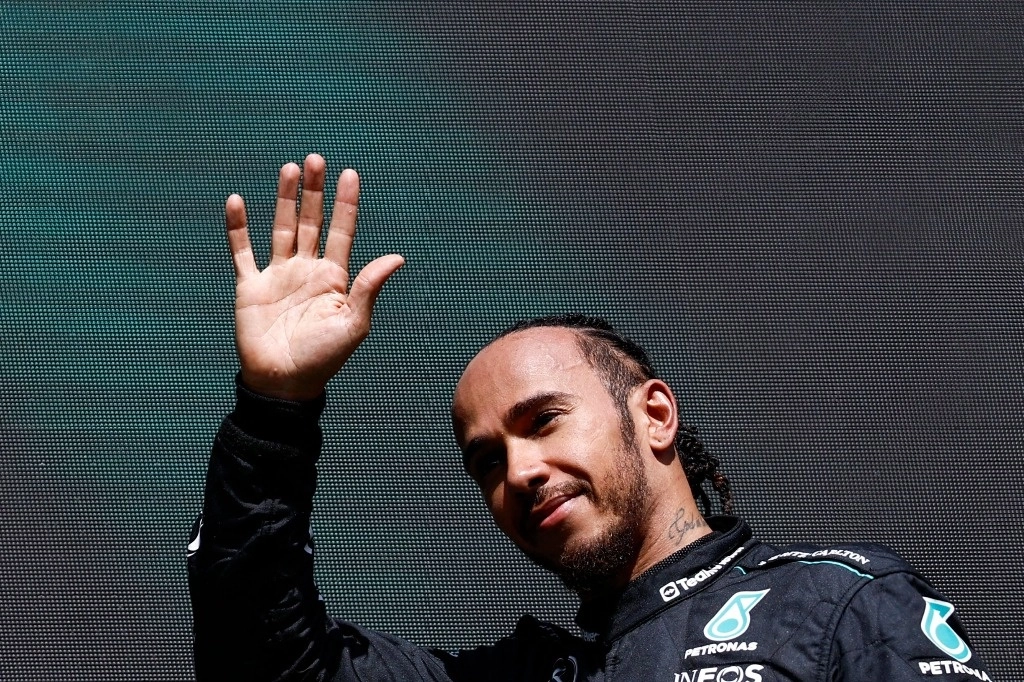 Lewis Hamilton, piloto de Mercedes, se quedó con el triunfo en el GP de Bélgica tras la descalificación de su coequipero, George Russell. Foto Afp