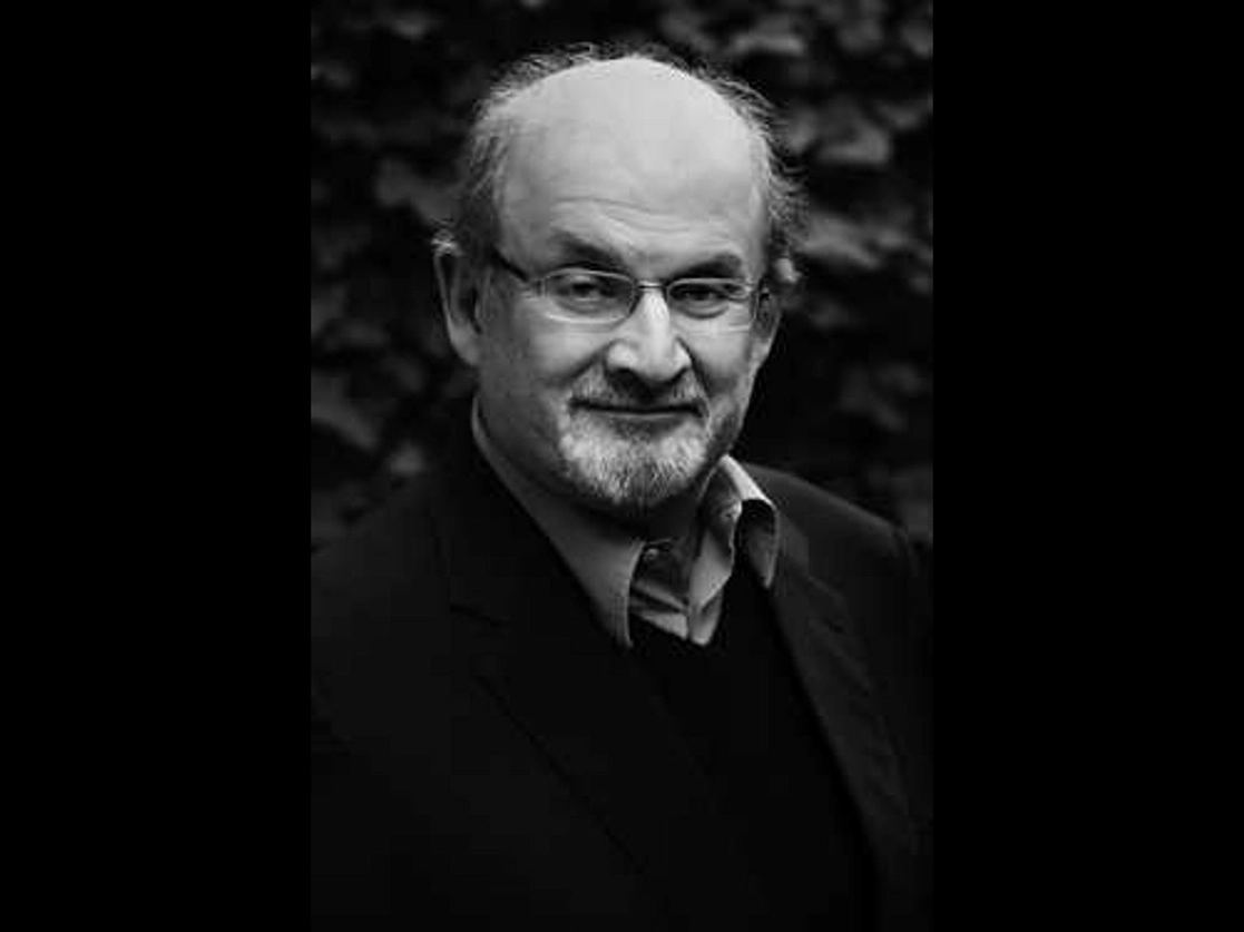 En la charla virtual con su par español Javier Cercas, uno de los actos estelares de la 34 FIL, Rushdie (en la imagen) contó que en marzo pasado padeció Covid-19, y lamentó la calamidad que vive Estados Unidos, donde reside. Foto Beowulf Sheehan