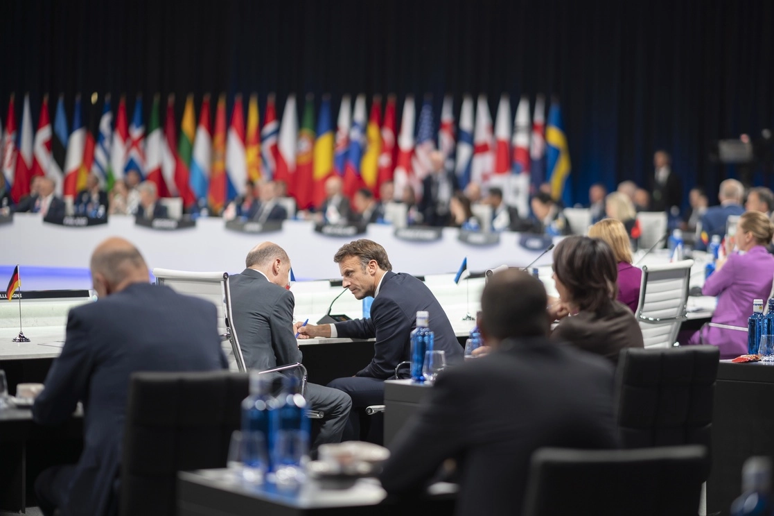 El presidente francés Emmanuel Macron (al centro a la derecha) habla con el canciller alemán Olaf Sholz, al inicio de la segunda sesión plenaria de la Cumbre de la OTAN en Madrid, España, el 29 de junio de 2022. Foto Ap