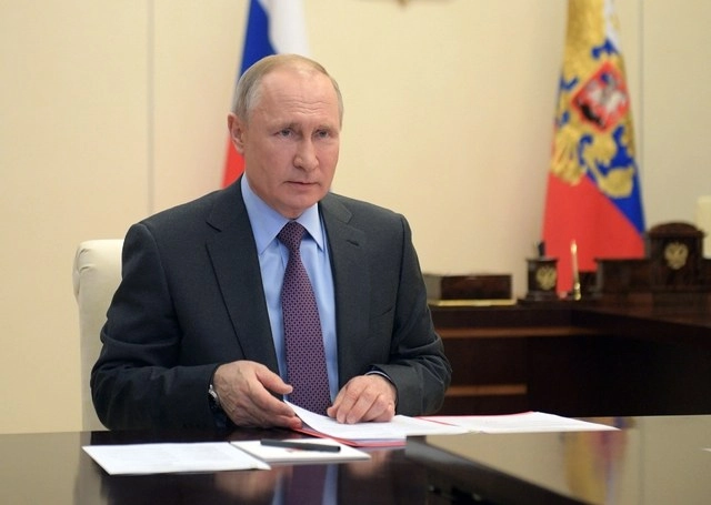 "Es necesario unir esfuerzos para equilibrar el mercado y reducir la producción" de petróleo, explicó Vladimir Putin durante un encuentro con su ministro de Energía, Alexander Novak. Foto Sputnik, Kremlin Pool vía Ap