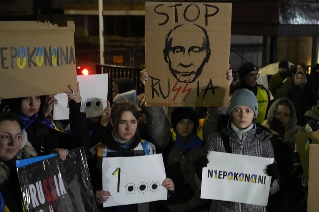 El mandatario ucranio, en el contexto de los mil días de guerra, subrayó que
Ucrania no se va a rendir y luchará hasta imponer a Rusia una “paz justa y
duradera”. Foto Ap