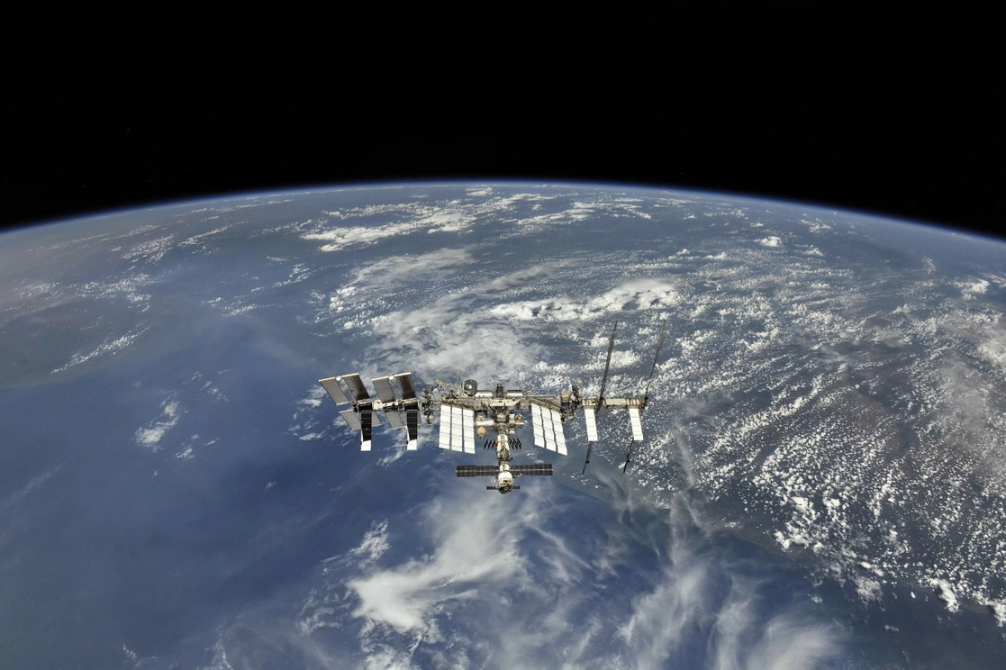 La agencia espacial rusa Roscosmos señaló que su "sistema automatizado de alerta de situaciones peligrosas" seguía "vigilando la situación para prevenir y contrarrestar todas las posibles amenazas a la seguridad de la Estación Espacial Internacional y su tripulación". Foto tomada del Twitter de @roscosmos