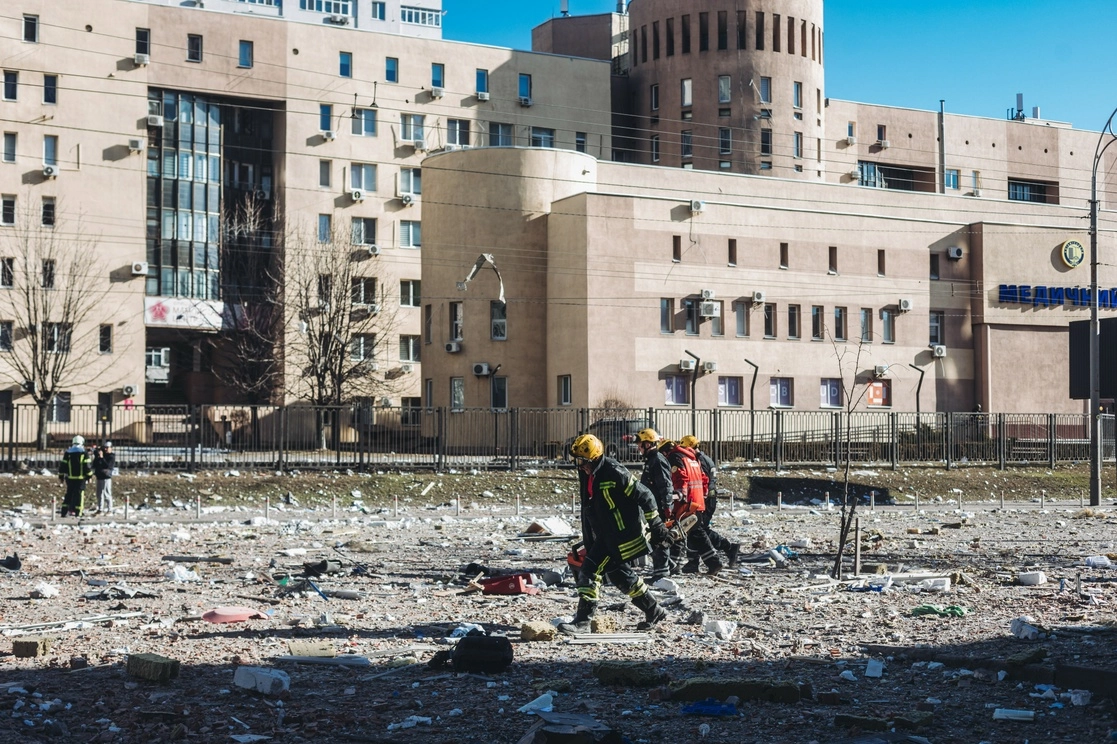 Bomberos y servicios de emergencia en las inmediaciones de un edificio civil bombardeado en Kiev, Ucrania. Foto Europa Press