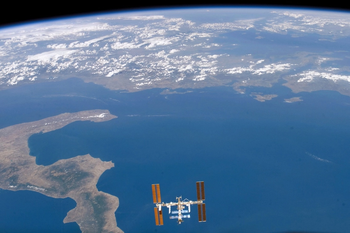 La central fue captada el 19 de agosto de 2007, con el telón de fondo del horizonte de la Tierra y la negrura del espacio, por el transbordador 'Endeavour'. Foto Afp