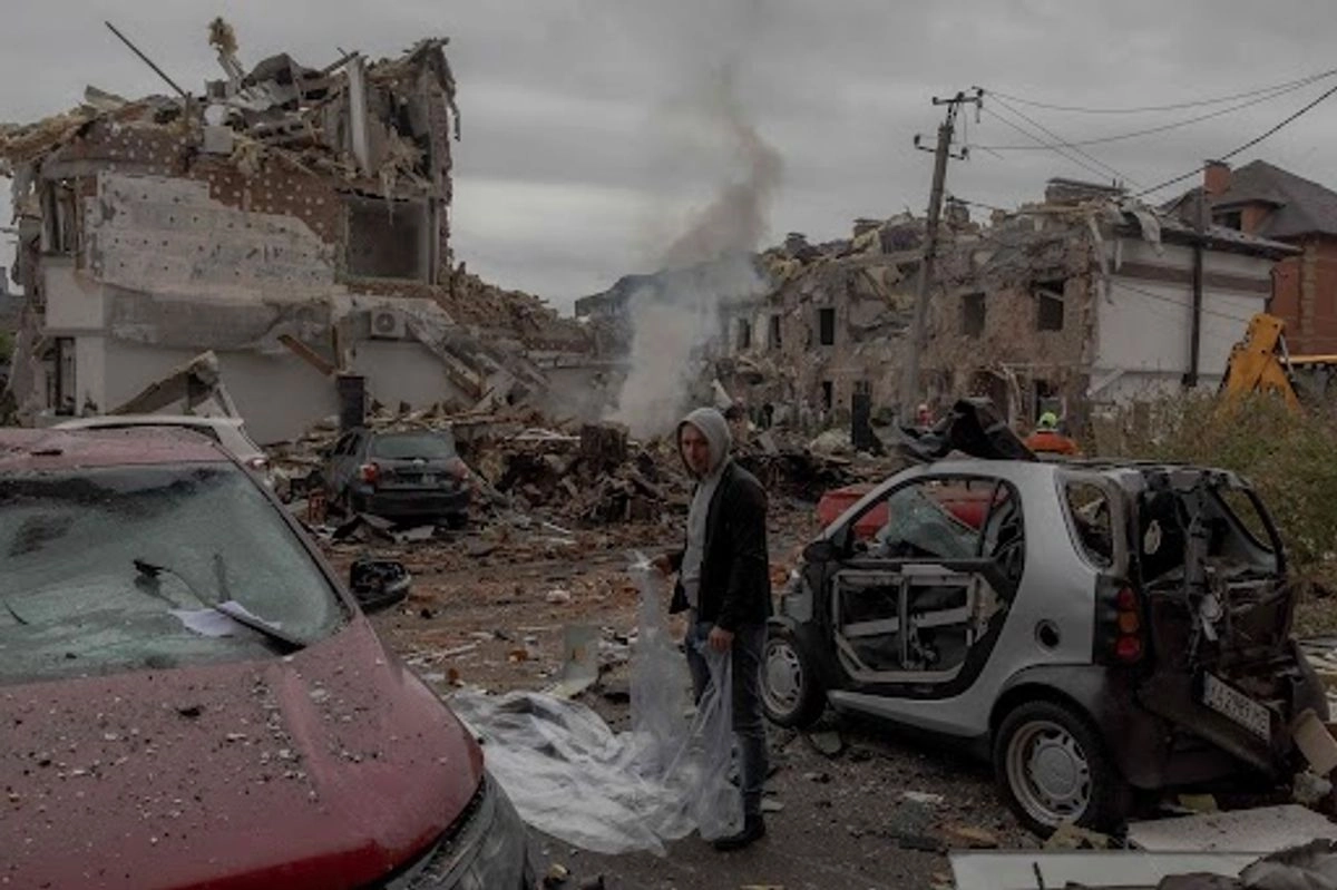 El bombardeo lanzado por Rusia dejó daños en una zona residencial a las afueras de la capital ucrania. 